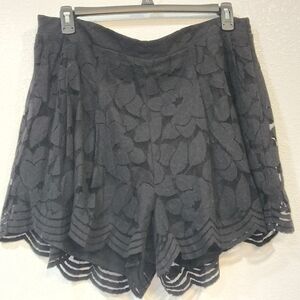 Torrid SZ 2 Black Floral Lace Short w/ Scalloped Hem